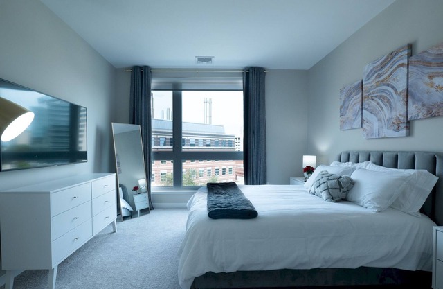 Exquisite Apt w/ Parking and Gym|Downtown at Yale