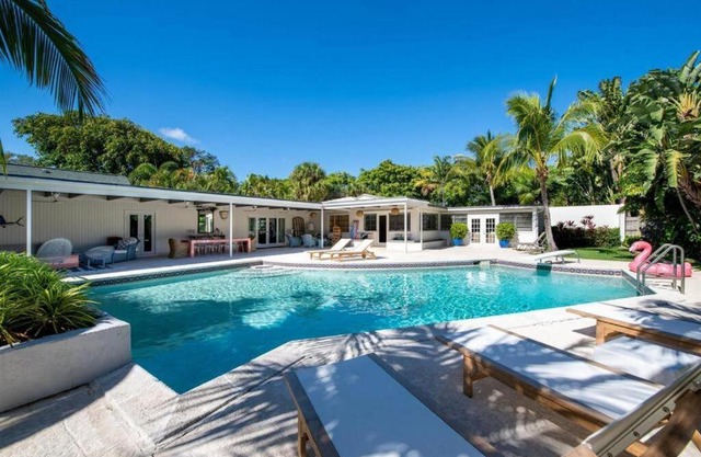 Extravagant Palm Beach Pool Oasis! Sleeps 8!