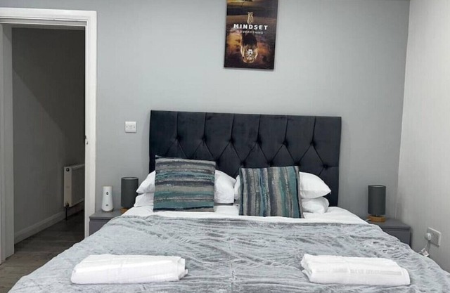 F#1, 690 Cranbrook · 1Bed Stunning Apt | Free Parking | Private Garden