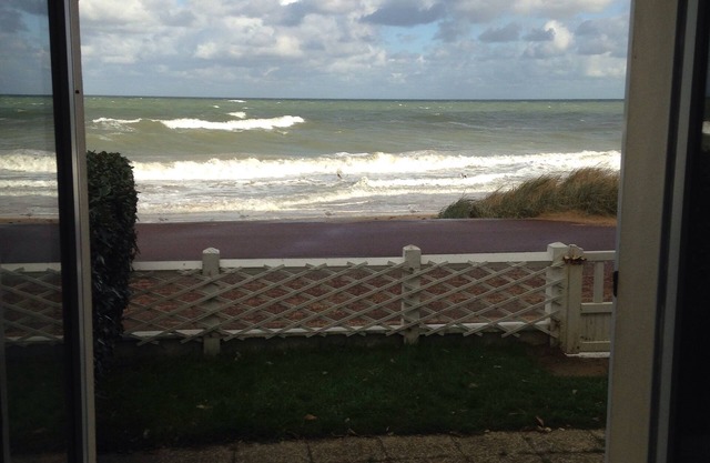 F2 + GARDEN - 4/5 PEOPLE, FACING AND DIRECT ACCESS TO THE SEA (week and W-End)