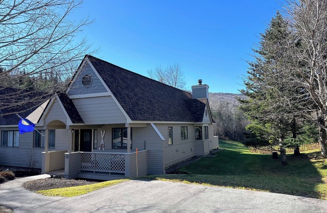 F26 Renovated golf course townhouse within walking distance of Mount Washington Hotel, Dog Friendly!