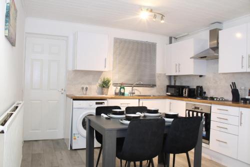 F2S SERVICED APARTMENTS 2Bedroom Terrace house with Free Wifi Netflix Suitable for Contractors walking distance to Train station