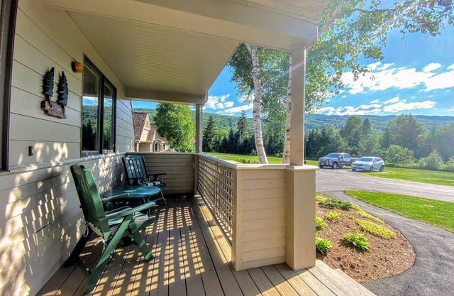 F49 Wow! Stunning single level home next to golf course and Mt Washington Hotel, AC, Skiing