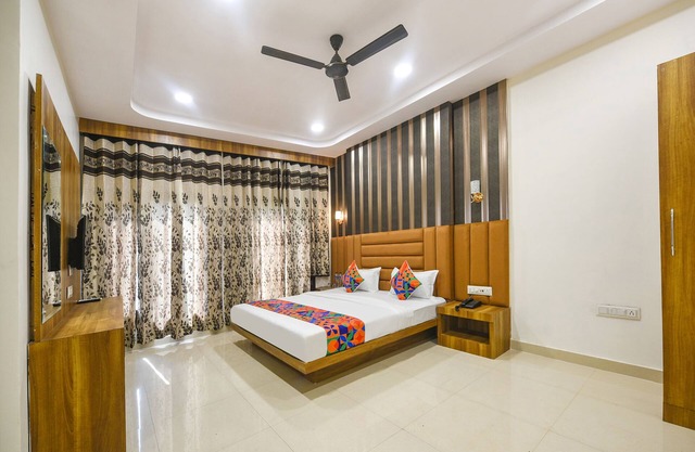 Fabhotel Golden Tree