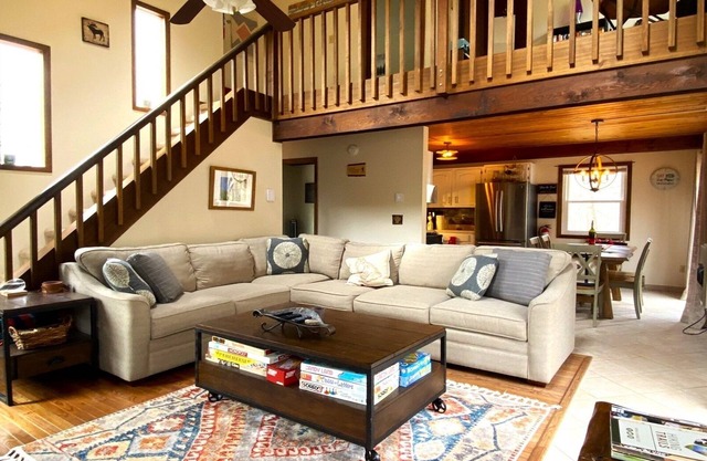 Fall getaway in The Hideout. Walking distance to beach with scenic lake views