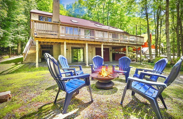 FALL HIDEOUT COTTAGE+2 FIRE PITS+FIREPLACE+SPACIOUS SLEEPS 13+SMART TVs+BIKES
