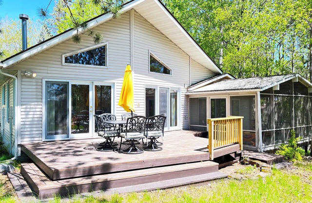 Fall Specials! Bright & Cheery Lakeside House on Bear Island Lake with dock!