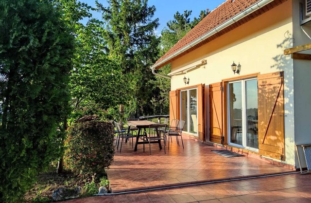 Family cottage with Heated Pool & Vineyard views