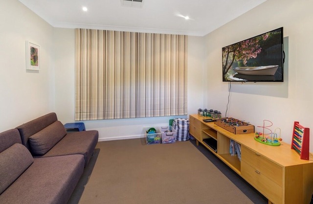 Family friendly Pearly home with pool - your little slice of family paradise!