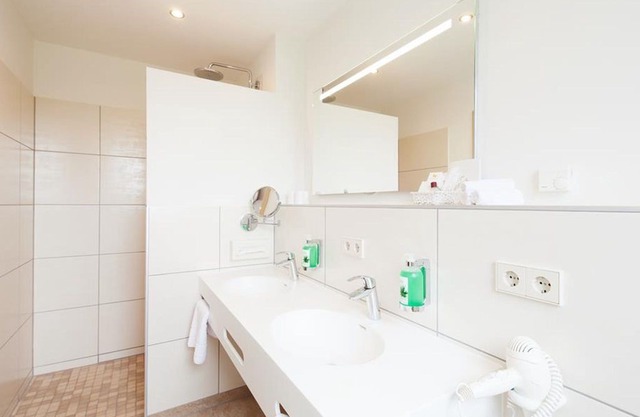 Family Room, Shower, Toilet, Balcony - Hotel Waldesblick