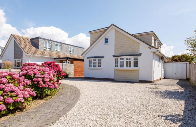 Family Seaside Retreat - 5 minutes to Beach