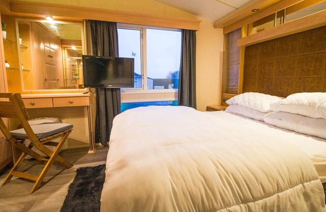 Fantastic caravan with stunning lake views at Southview Holiday Park ref 33002ML