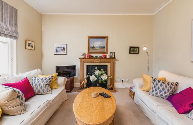 Fantastic Two Bedroom Apartment, Elm Park Gardens