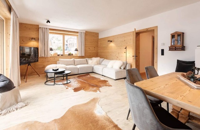 ☆ FavoriteStays Deluxe Apartment with Balcony