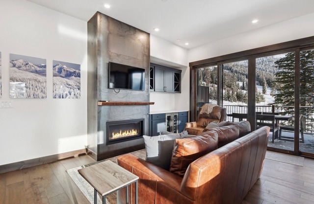 Festive Stays Available! Stunning Chalet off Chair 3! Hot tub! Fitness Center!