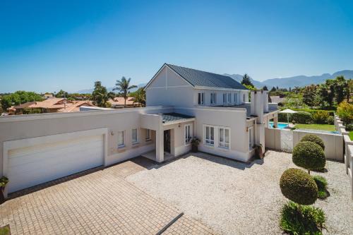 Fifty1 on Long on Kingswood Golf Estate