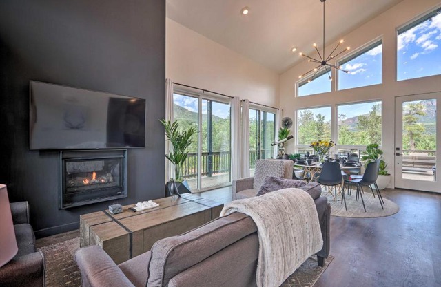 Fire Pit, Deck and Mtn Views Upscale Pine Cabin!