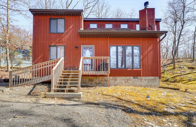 Fire Pit & Gas Grill: Charming Poconos Abode!