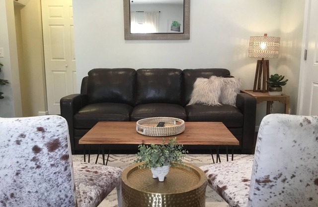 Firefly Cottage: WALK TO THE STRIP, 3 BED 1 1/2 BATH sleeps up to 7