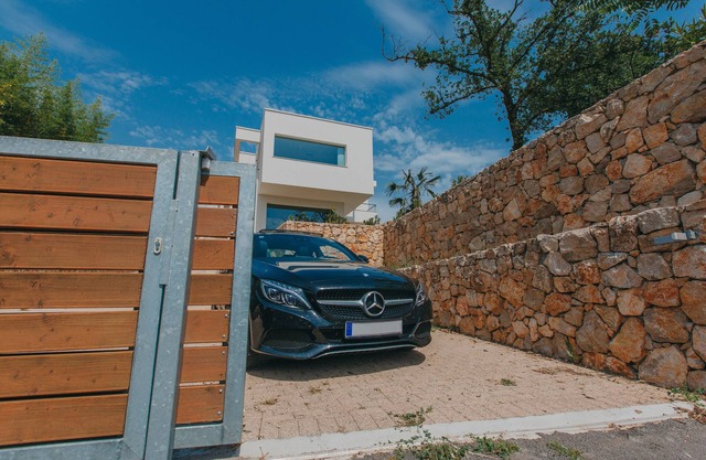 First row to the sea, all new, designer Villa!