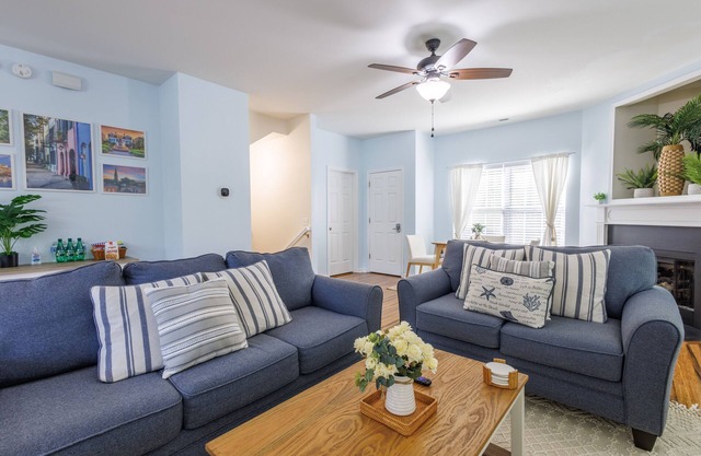 Fit & Coasty - 2bd w/Firepit, Workspace & Indoor Gym. 15 mins to Downtown!