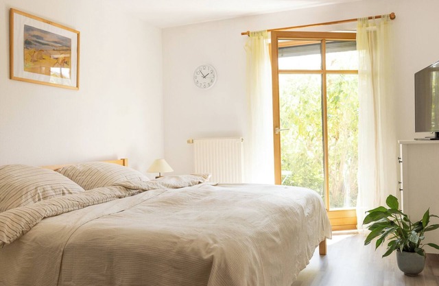 Five minutes' walk from the lake, 3-room apartment with garden