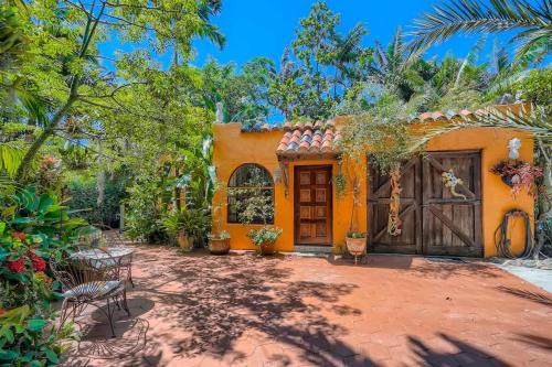 Flamingo Casita - Wander through a Garden Hideaway with Shared Pool