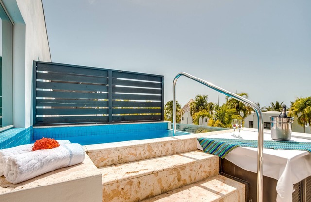 Flash Sale! Luxury Penthouse: Island Tranquility, Personal Plunge Pool