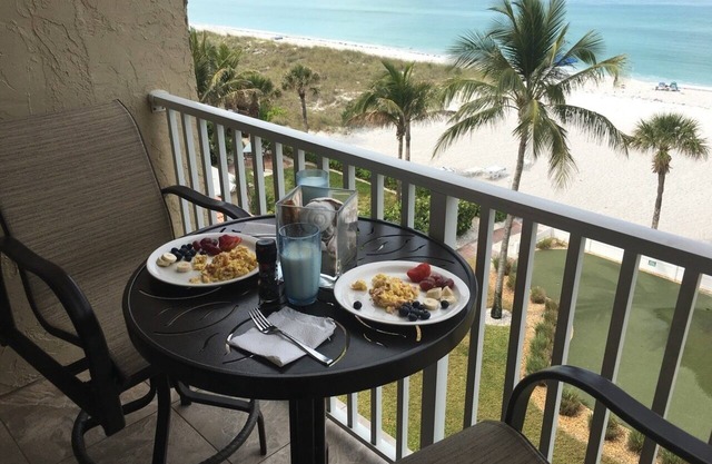 Flash sale Sept 2-4/7-13, 5-floor penthouse 60 feet from water, 150+ reviews