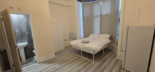 Flat Near Westfield London 1
