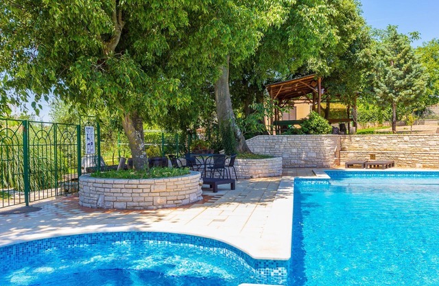 Flat with large pool, observatory, volleyball court and table tenis
