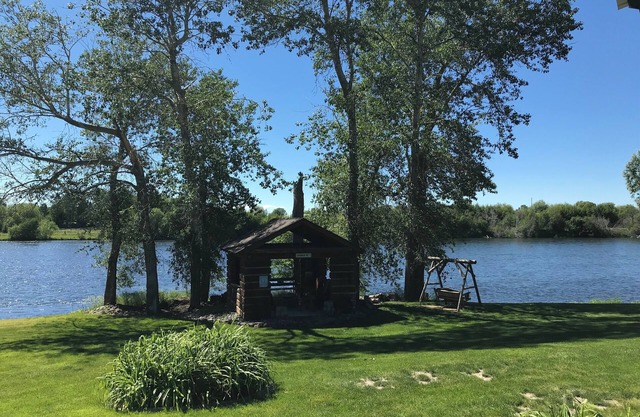 Flyfishing /kayaking/paradise, near Yellowstone Park, right on the Snake River