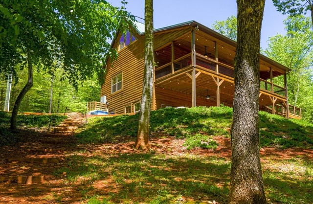 Foothills Family Retreat- Hot Tub/Playset/Fire Pit/7 bedrooms!