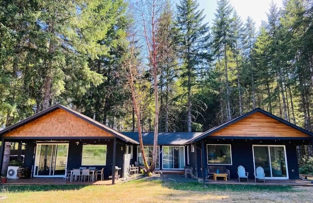 Forest Hideaway House with hot tub and trail