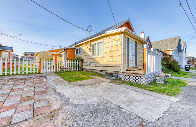Four Dog-Friendly Rentals Near Beach Access - Ideal for Multi-Families