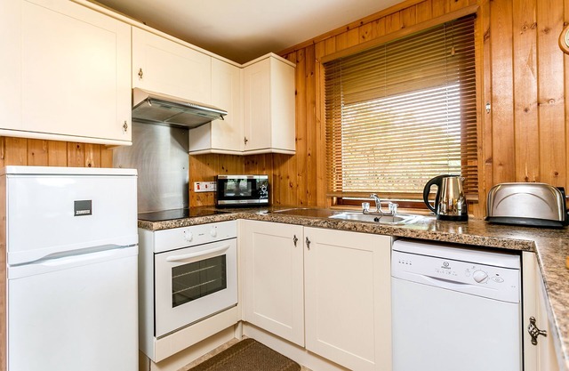 Four star Lodge with two bedrooms, fabulous views yet close to pubs and beach