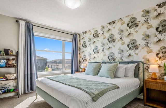 Free Banff Access » AC » King Bed » Sleep 6