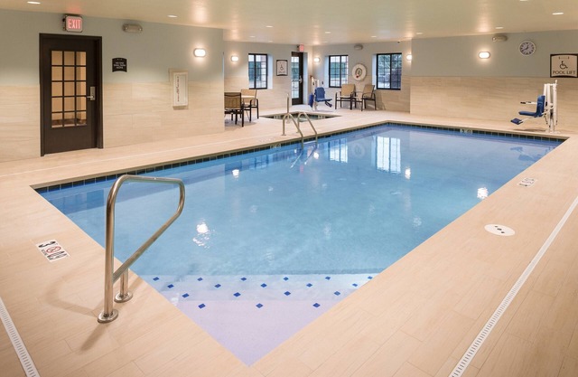 Free Breakfast. Pool & Hot Tub. Close to the Nebraska Medical Center!