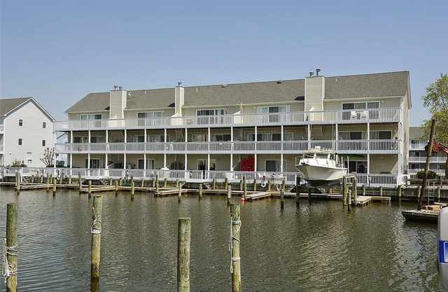 FREE DAILY ACTIVITIES INCLUDED! GREAT WEEKEND OR MINI-WEEK GETAWAY. Just minutes to the open bay for great fishing. T