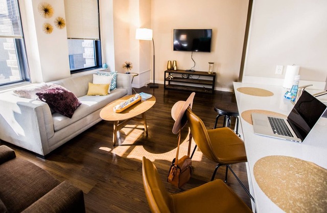 FREE IN/OUT PARKING| 2B/2BA Distinguished Apartment | Rooftop Deck & Gym