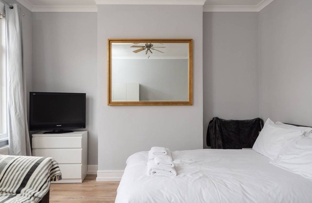Fresh 2 bedroom flat by the River Thames