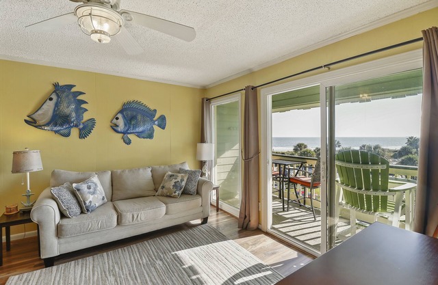 Front beach sea cabin with amazing view, pool access, beach access, and pier!