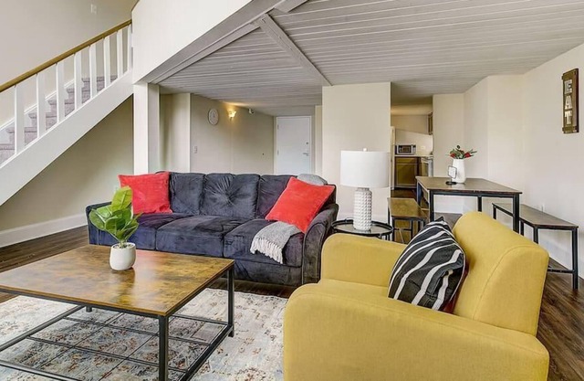 Frontdesk | 1 BR Loft Apt Near Center City