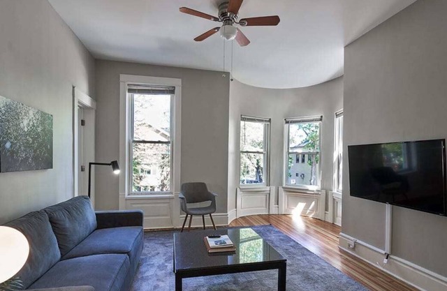 Frontdesk | Bright Open 3 BR Apt in West DePaul