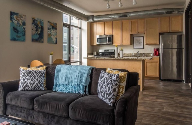 Frontdesk | Simple 1BR Apt near Downtown