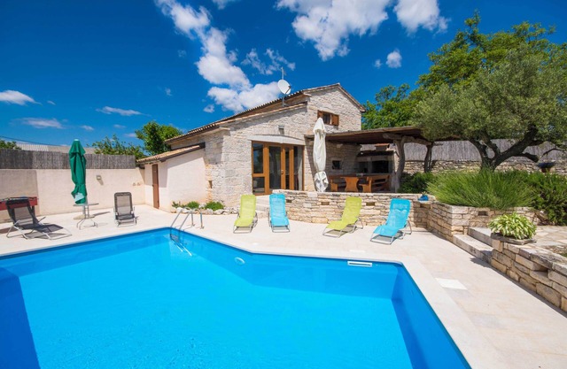 Fully fenced, private pool, completely air-conditioned, pet friendly