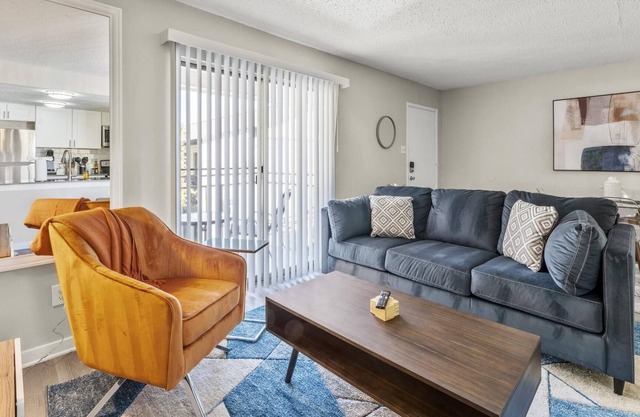 Fun Sola 1BR King Suite Close to DT w Pool