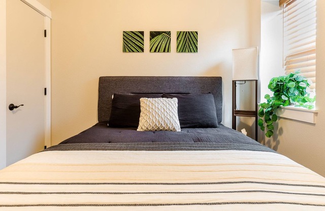 Furnished & Updated Downtown Apartment