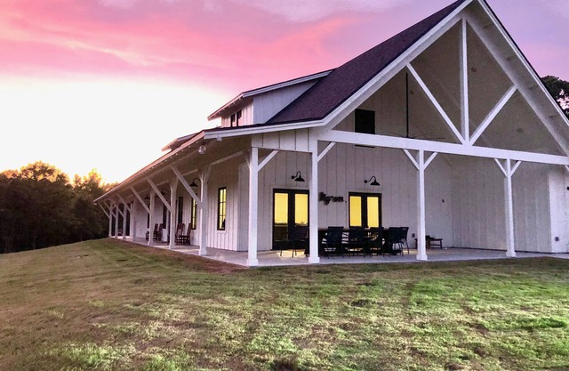 Game Day/Large Group Rental on Beautiful 30 acre Property. 7.5 Miles from TAMU
