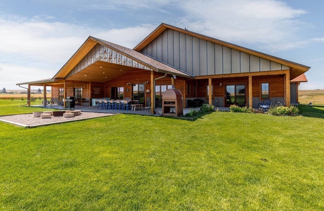 Gameroom, Sauna, Cold Plunge, B-ball, Pizza Oven, & Campfire.